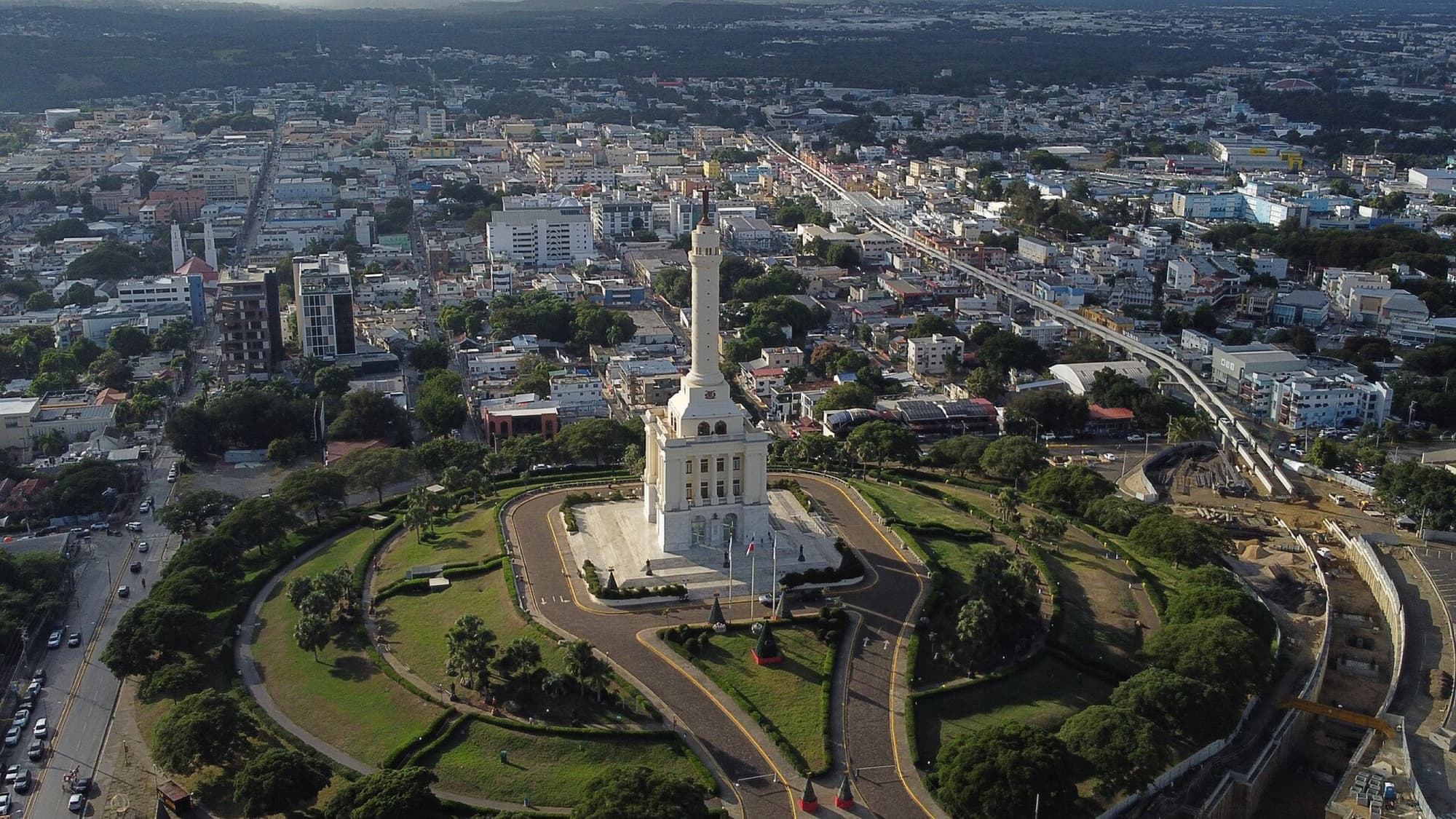 Aerial view of the Monumento a los Héroes de la Restauración and the city of Santiago de los Caballeros